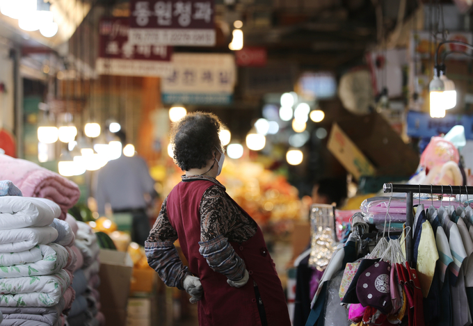  12일 오전 서울 종로구 광장시장에서 한 상인이 영업을 준비하고 있다. 당정은 지난 11일 코로나 영업제한으로 피해를 본 소상공인·자영업자 370만명을 대상으로 1인당 최소 600만원씩 지급하기로 했다. (사진=연합뉴스)