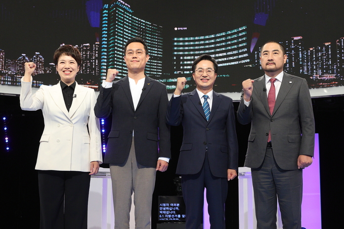 12일 열린 KBS 주최 ‘경기지사 후보 초청 토론회’에 참석한 김은혜 국민의힘 후보 (왼쪽부터), 황순식 정의당 후보, 김동연 더불어민주당 후보, 강용석 무소속 후보가 참여했다. (사진=경기사진공동취재단)