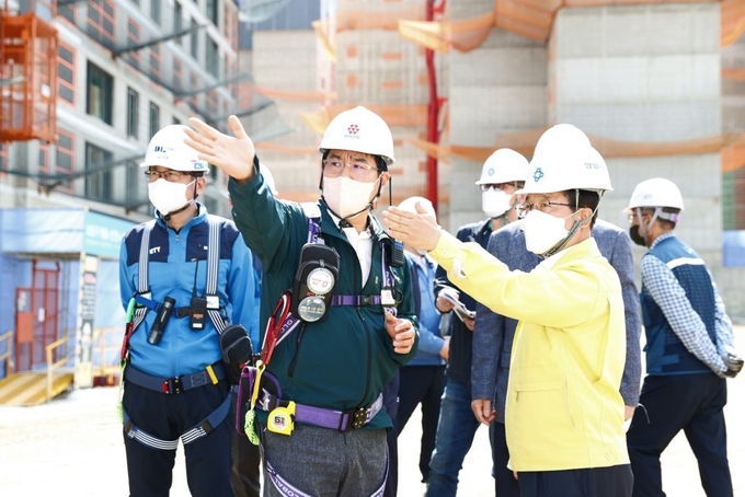 송재환 안양시장 권환대행이 지난 12일 호계동 덕현지구 공사장을 찾아 점검하고 있다.(사진=안양시 제공)