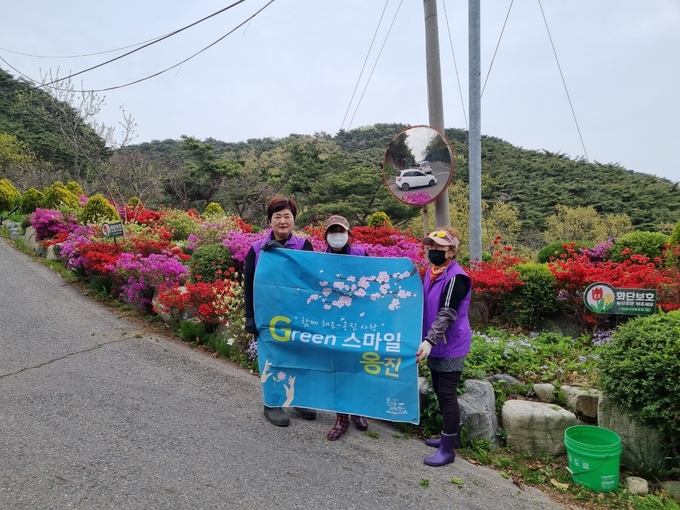 아름다운 마을 가꾸기에 나선 대이작 해당화봉사단원들. ( 사진 = 옹진군 제공 )