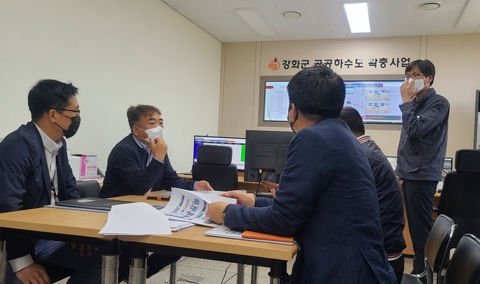 권영현 권한대행이 온수공공하수처리장을 방문, 설명을 듣고 있다. ( 사진 = 강화군 제공 )