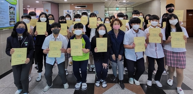 풍양중을 명예퇴직한 채미 교사와 장학금을 받은 학생들.(사진=구리남양주교육지원청 제공)