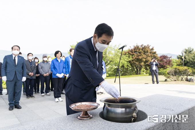 박윤국 후보가 헌화하고 있다. (사진=더불어민주당 포천지역위원회 제공)