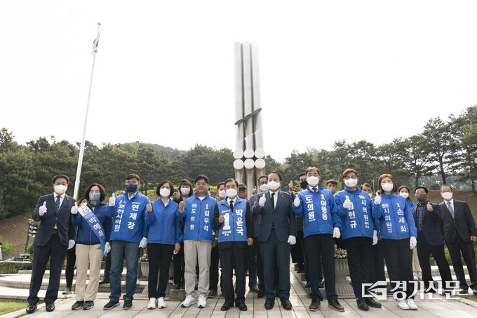 더불어민주당 포천 지방선거 출마자들이 충혼탑에 참배하고 승리의 결의를 다지고 있다. (사진=더불어민주당 포천지역위원회 제공)