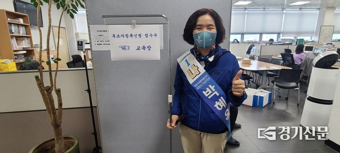 포천시의회 의원선거 가 지역구 나번으로 공천받은 박혜옥 후보가 선관위에서 엄지척을 하고 있다. (사진=문석완 기자)