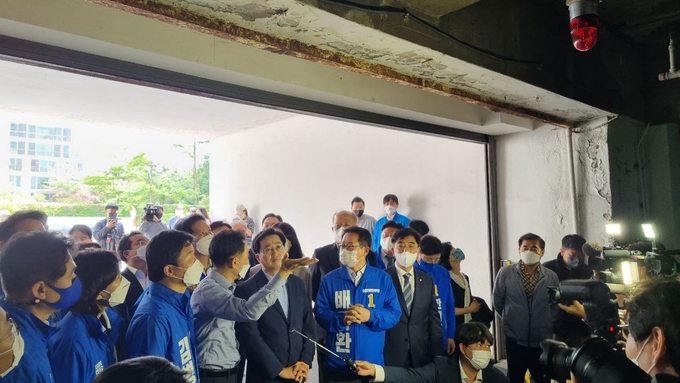  김동연 도지사 후보와 배국환 성남시장 후보 등이 분당 신도시 아파트 노후화 현장을 시찰 중이다. (사진=배국환 후보 선거사무소 제공)