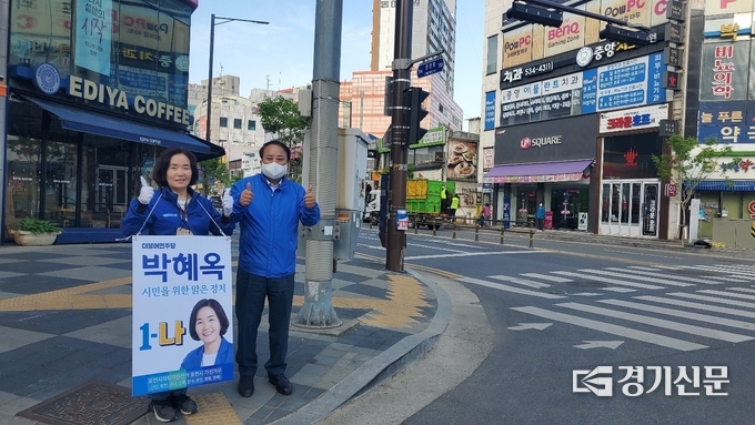 이철휘 위원장이 포천시의회 의원 선거 가 선거구 나번 박혜옥 후보와 신읍동 강병원 사거리에서 출근 인사를 했다. (사진=더불어민주당 포천·가평지역위원회 제공)