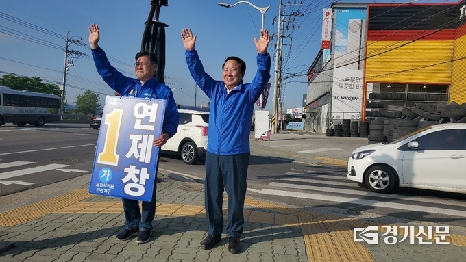 이철휘 위원장이 포천시의회 의원 선거 가 선거구 가번 연제창 후보와 개성인삼농협 하나로마트 앞 사거리에서 출근 인사를 했다. (사진=더불어민주당 포천·가평지역위원회 제공)