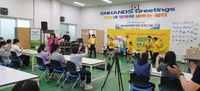 코리아주니어백밴드의 축하공연이 진행되고 있다. (사진=성남시보호작업장 제공)