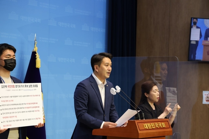 김동연 더불어민주당 경기지사 후보 선거대책위원회 전용기 선임대변인은 13일 오전 국회 소통관에서 기자회견을 열고 “남편을 애국자로 포장한 김은혜 후보는 국민 앞에 성실히 소명해야 한다”고 촉구했다. (사진=김동연 캠프 제공)