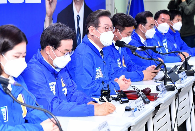 더불어민주당 이재명 총괄선대위원장이 13일 경기 수원시 김동연 경기지사 후보 선거사무소에서 열린 중앙선거대책위원회의에서 발언하고 있다. (사진=국회사진기자단/연합뉴스)