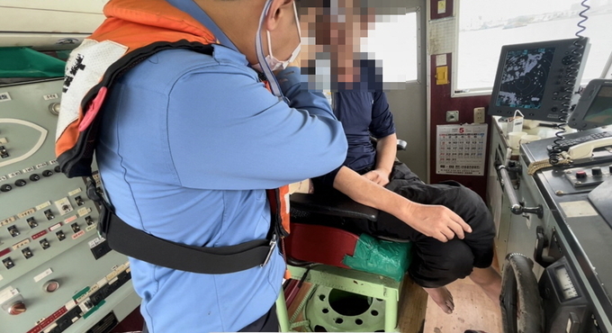 인천해경 직원이 선박을 지그재그로 운항한 A 선장에게 음주측정을 하고 있다. ( 사진 = 인천해경 제공 )