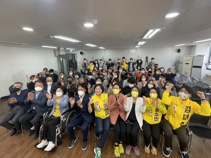이정미 정의당 인천시장 후보와 지지자들이 기념촬영을 하고 있다. ( 사진 = 조경욱 기자 )