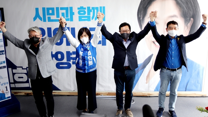 남양주 갑을병 국회의원 3명과 최민희 후보.(사진=최민희 후보 캠프 제공)