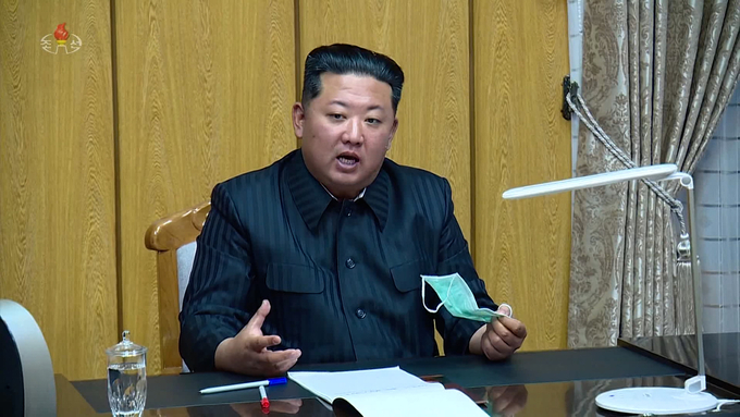 김정은 북한 국무위원장이 지난 12일 국가비상방역사령부를 방문해 코로나19 방역실태를 점검하고 전국적인 전파상황을 요해했다고 조선중앙TV가 13일 보도했다. 김 위원장이 회의 중간에 마스크를 벗고 발언을 하고 있다. (사진=연합뉴스)