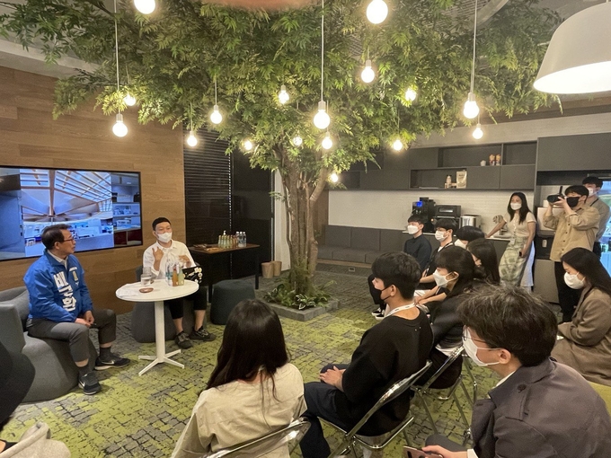 배국환 후보가 판교에서 IT업체 직원들과 간담회를 갖고 있다. (사진=따뜻한 캠프 제공)