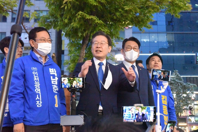 (왼쪽부터) 더불어민주당 박남춘 인천시장 후보, 이재명 더불어민주당 총괄선거대책위원장, 김교흥 국회의원, 김종인 서구청장 후보 등이 지난 14일 인천 서구 청라 커넬웨이 수변공원에서 지방선거 승리를 다짐하고 있다. ( 사진 = 김종인 서구청장 캠프 제공 )