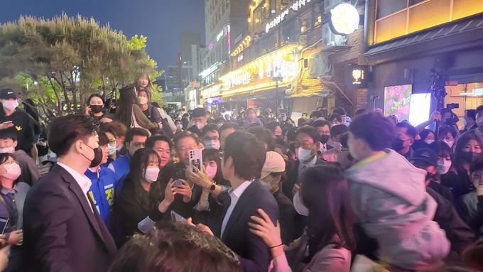 지난 14일 인천 서구 청라 커넬웨이에서 이재명 총괄선대위원장이 주민들과 기념촬영을 하고 있다. ( 사진 = 김종인 서구청장 후보 캠프 제공 )