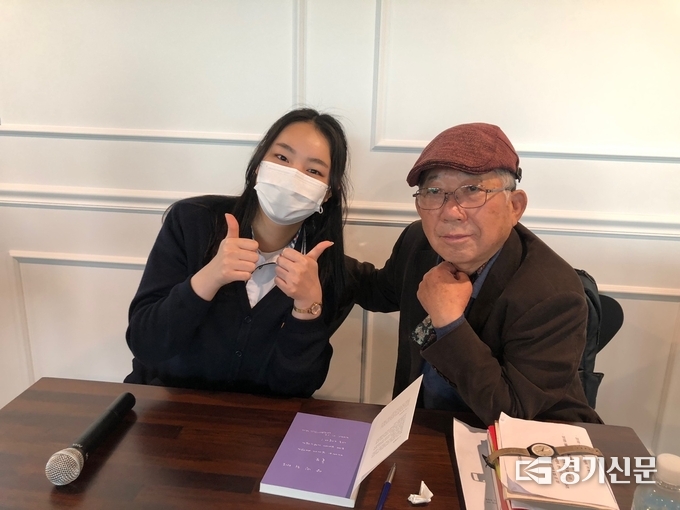 나태주 작가와 한 학생이 작가와의 만남 이후 기념사진을 찍었다. (사진=평택마이스터고등학교 제공)