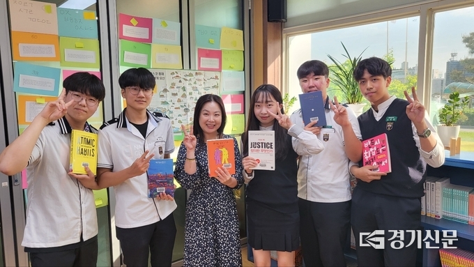 평택마이스터 고등학교 최은주사서교사(왼쪽에서 세번째)와 왼쪽부터 김태수(18), 박민준(19), 현예담(19), 김영준(18), 오성민(18) 학생. (사진=김한별 기자)