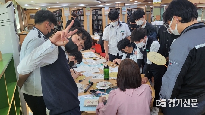 자란글방 도서관에서 '학교도서관 자료활용 교과융합수업(국어+역사+디자인) 수업'을 진행하고 있다. (사진=김한별 기자)