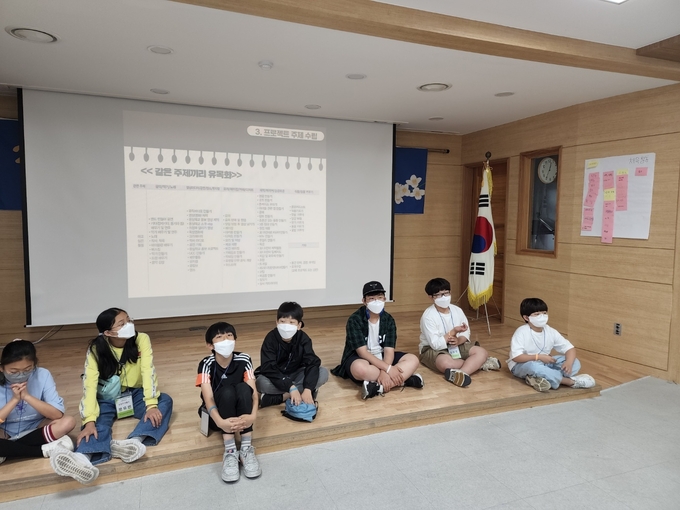 같은 주제끼리 유목화된 프로젝트 화면 앞에 앉아있는 학생들. (사진=구리남양주교육지원청 제공)