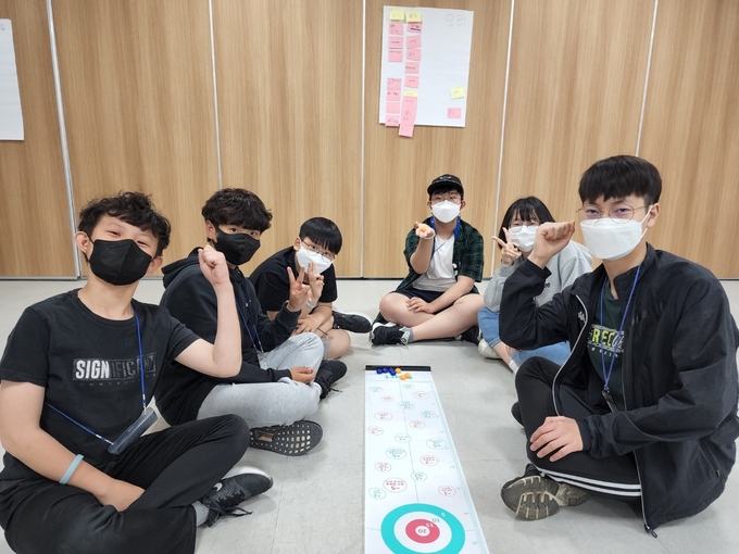  프로젝트 팀별 협동을 위한 놀이 활동을 하고 있는 학생들. (사진=구리남양주교육지원청 제공)