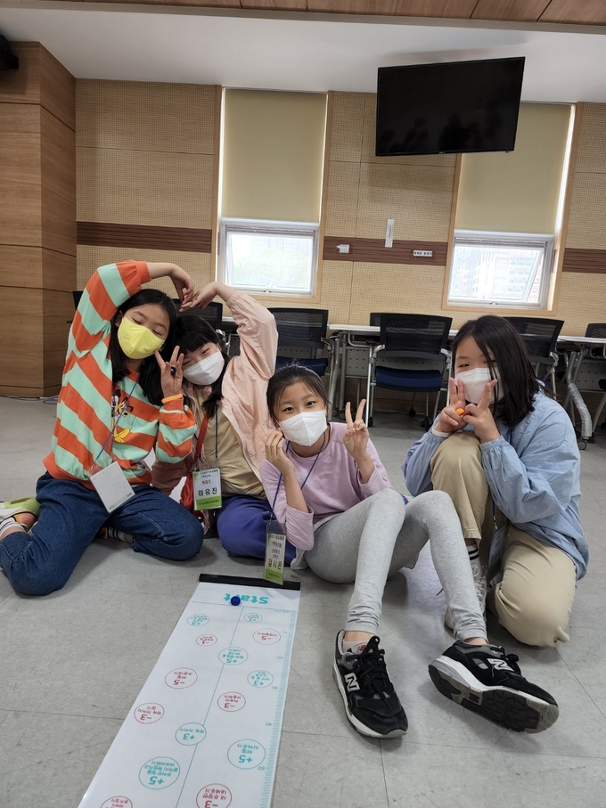프로젝트 팀별 협동을 위한 놀이 활동을 하고 있는 학생들. (사진=구리남양주교육지원청 제공)
