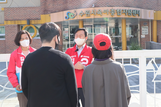 15일 김용남 국민의힘 수원특례시장 후보가 장안구 정자2동에 위치한 수원시 육아종합지원센터에 일일캠프를 차려 시민들과 간담회를 진행했다. (사진=김용남 국민의힘 수원시장 후보 측 제공)