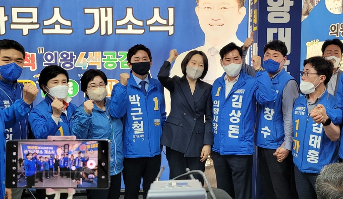 경기도의원 3선에 도전하는 더불어민주당 박근철 의왕제 1 선거구(고천·오전·부곡) 후보가 15 일 하오 고천동 소재 선거사무소에서 개소식을 갖고 본격적인 선거전에 돌입했다.(사진=박근철 후보 선거 사무실 제공)