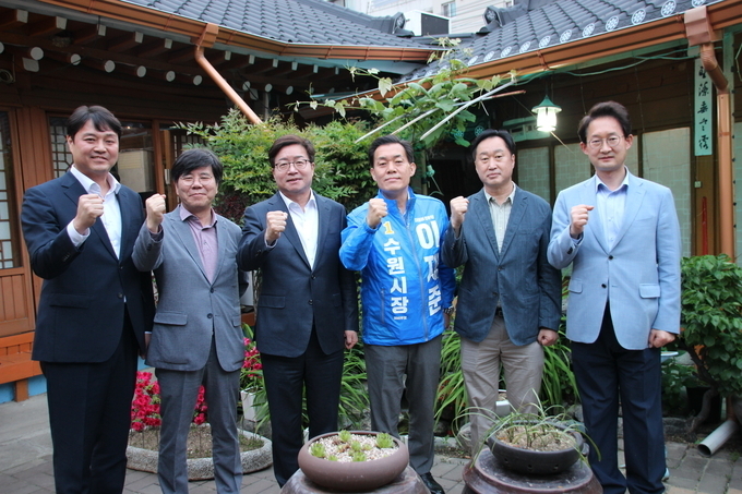 이재준 후보는 지난 10일 김상회·김준혁·김희겸·조석환 전 예비후보를 비롯해 염태영 총괄선대위원장과 막걸리 회동을 했다. (사진=이재준 더불어민주당 수원시장 후보 캠프 측 제공)