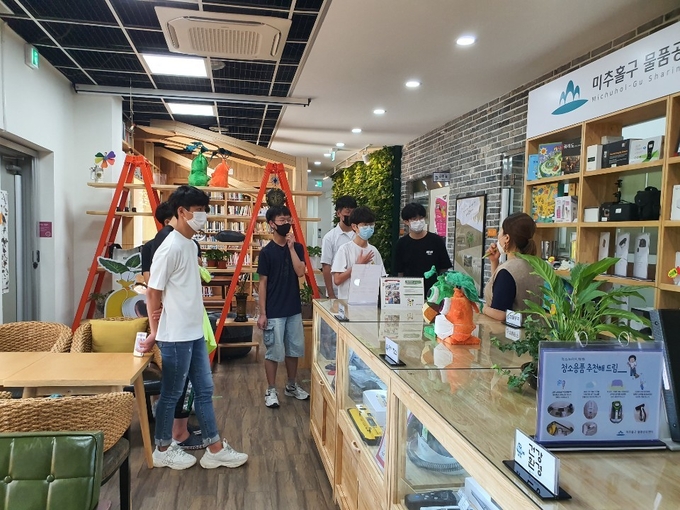 미추홀구 물품공유센터. 품목별로 다양한 물건을 구비하고 있다.