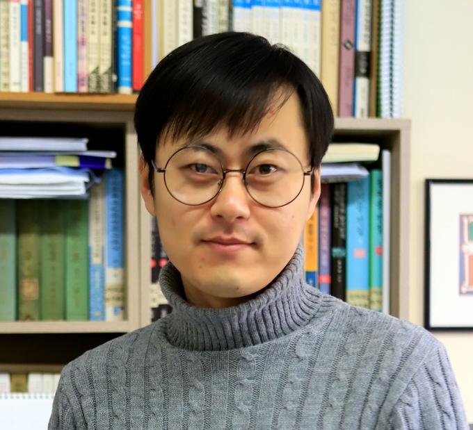 이병국 시인. ( 사진 = 인천문화재단 제공 )