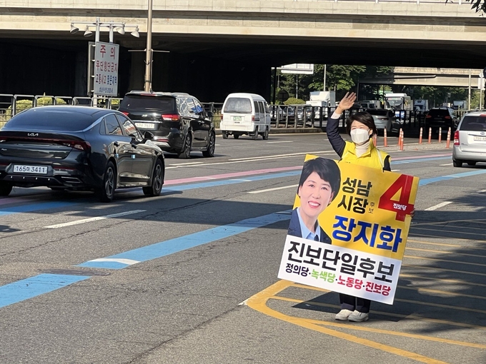 장지화 후보가 출근길 거리인사를 하고 있다. (사진=장지화 후보 선거사무소 제공)