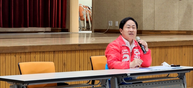 주광덕 후보가 진접·오남지역 인터넷커뮤니티 공동 주관 ‘시장 후보자 토론간담회’에 참석해 AI 인공지능 기반 클라우드밸리 유치를 약속했다.(사진=주광덕 후보 캠프 제공)