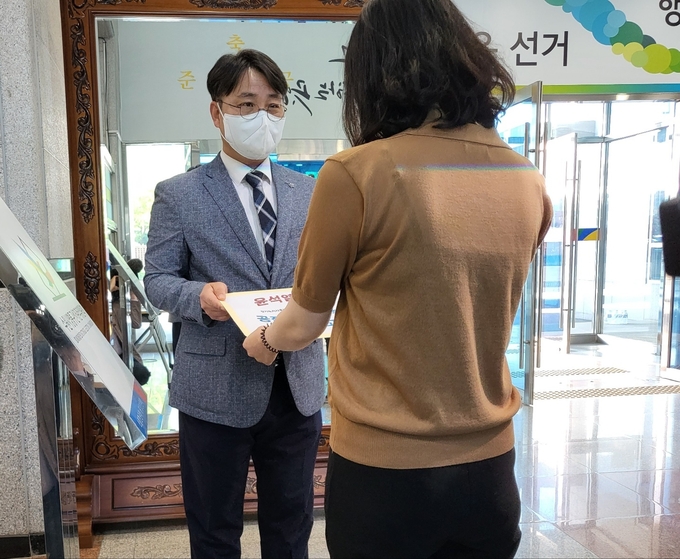 더불어민주당 경기도당은 16일 윤석열 대통령과 강용석 무소속 경기지사 후보를 공직선거법 위반 혐의로 선관위에 고발했다. (사진=김혜진 기자)