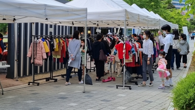 ‘찾아가는 두 번째 옷장’은 재사용 가능한 의류를 이웃들과 무료로 나누는 행사로 주민들 사이에 큰 인기를 끌고 있다.(사진=남양주시 제공)