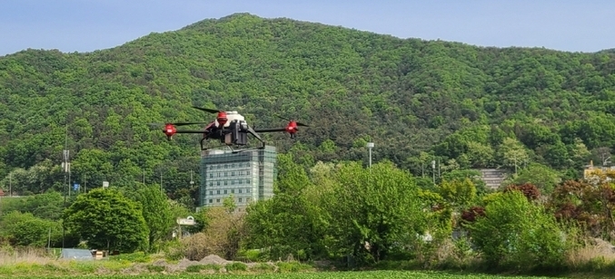 지난 12일, 양평군 용문면 삼성리에서 드론을 활용한 친환경 약제 살포 시연회를 가졌다.(사진=양평군 제공)