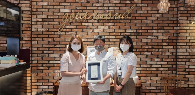 베이커리 카페 구루몽 김종철 대표가 남양주시 나눔 문화 확산에 기여한 공로로 남양주시장 표창을 받았다.(사진=남양주시 제공)