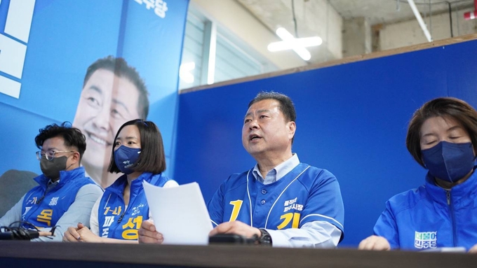 김경일 민주당 파주시장 후보가 시의원 후보들과 함께 지역현안에 대한 추진방안을 발표하고 있다.(사진=김경일 선대위 제공)