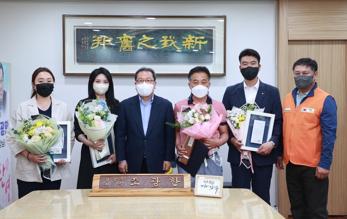 ㈔남양주시자원봉사센터는 자원봉사자 4명에게 코로나19 대응 통합자원봉사지원단 유공 행정안전부 장관 표창과 남양주시장 표창을 전수했다.(사진=남양주시 제공)