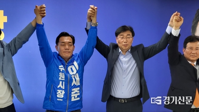 16일 강경식 국민의힘 경기도당 부위원장이 이재준 더불어민주당 수원특례시장 후보 '레디 준'선거캠프에서 이후보 지지선언 기자회견을 열었다. (사진=김한별 기자)