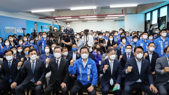  인천 지역 지방선거 출마자들과 선대위 관계자들이 기념촬영을 하고 있다. ( 사진 = 박남춘 캠프 제공 )