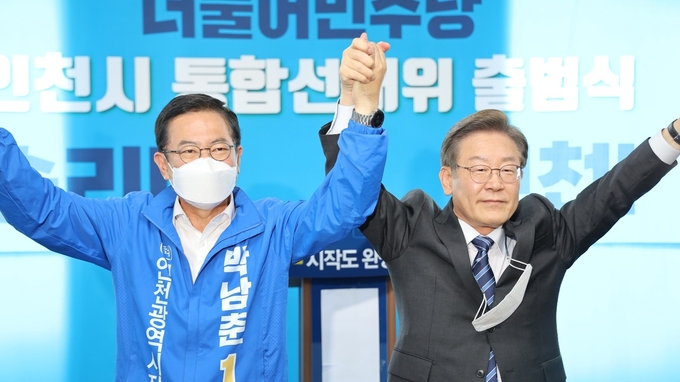 민주당 박남춘 인천시장 후보와 이재명 계양을 국회의원 후보. ( 사진 = 박남춘 캠프 제공 )