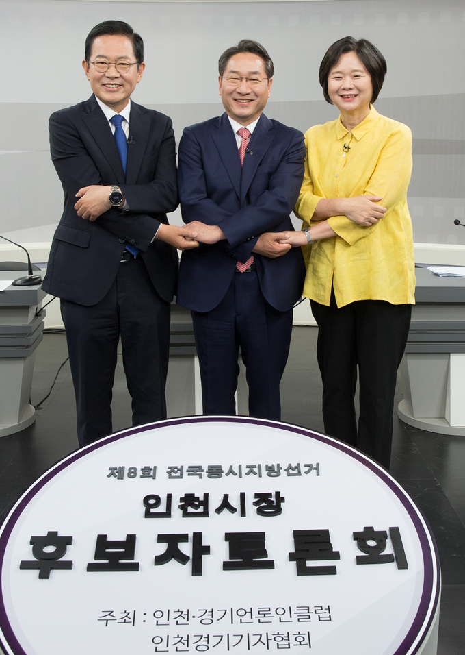 인천시장 선거에 나선 더불어민주당 박남춘, 국민의힘 유정복, 정의당 이정미 후보(왼쪽부터)가 16일 TV 토론회 전 기념촬영을 하고 있다. ( 사진 = 유정복 선거사무소 제공 )