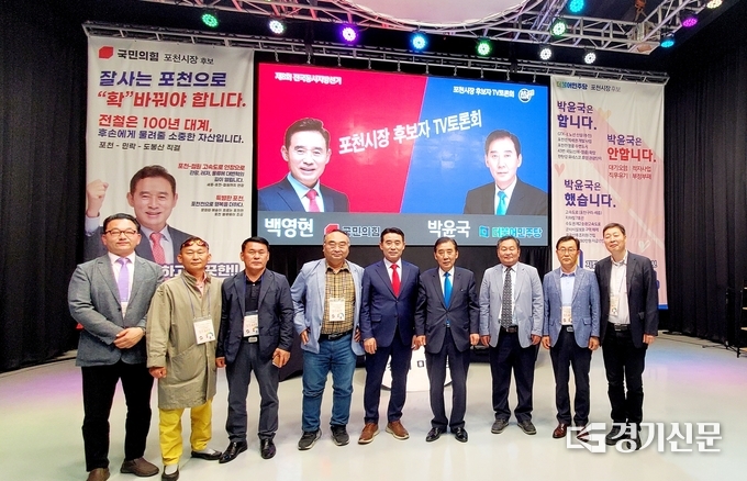 토론회가 끝난 후 추진위원회 기자들과 두 후보가 기념촬영하고 있다. (사진=TV토론 추진위원회 제공)