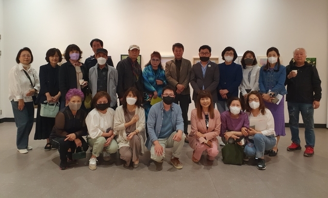 광주시 (사)한국미술협회 광주시지부와 ‘미사랑’회원들이 남한산성아트홀에서광주미술인전’을 개최하고 기념하고 있다.(사진=광주시 제공)