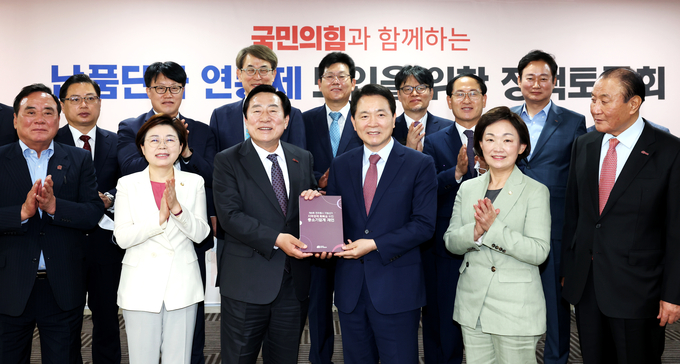 (앞줄 왼쪽 2번째부터) 김정재 국민의힘 의원. 김기문 중기중앙회장. 성일종 국민의힘 정책위의장. 한무경 국민의힘 의원. (사진=중소기업중앙회 제공)