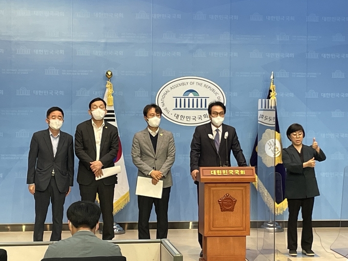 더불어민주당 경기도 의원들이 ‘가짜 경기맘’ 논란이 불거진 김은혜 국민의힘 경기지사 후보를 향해 “경기도민들에게 사과하고 사퇴하라”고 한목소리로 규탄했다. (사진=의원실 제공)