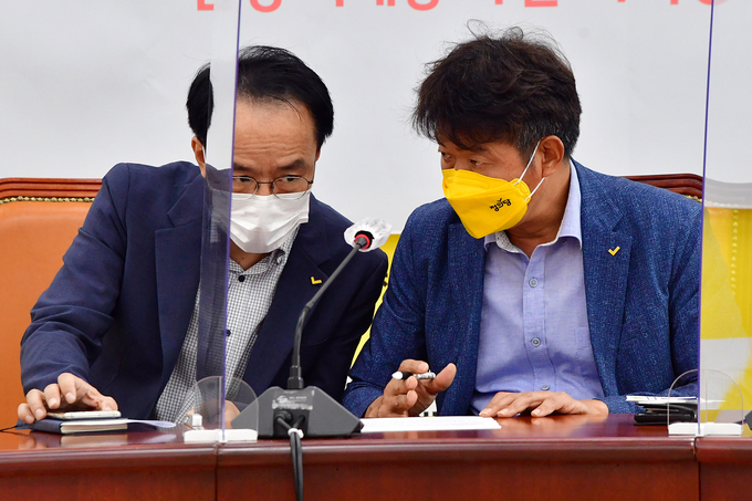 대화하는 정의당 여영국 대표와 이동영 수석대변인 (사진=연합뉴스 제공/자료사진)